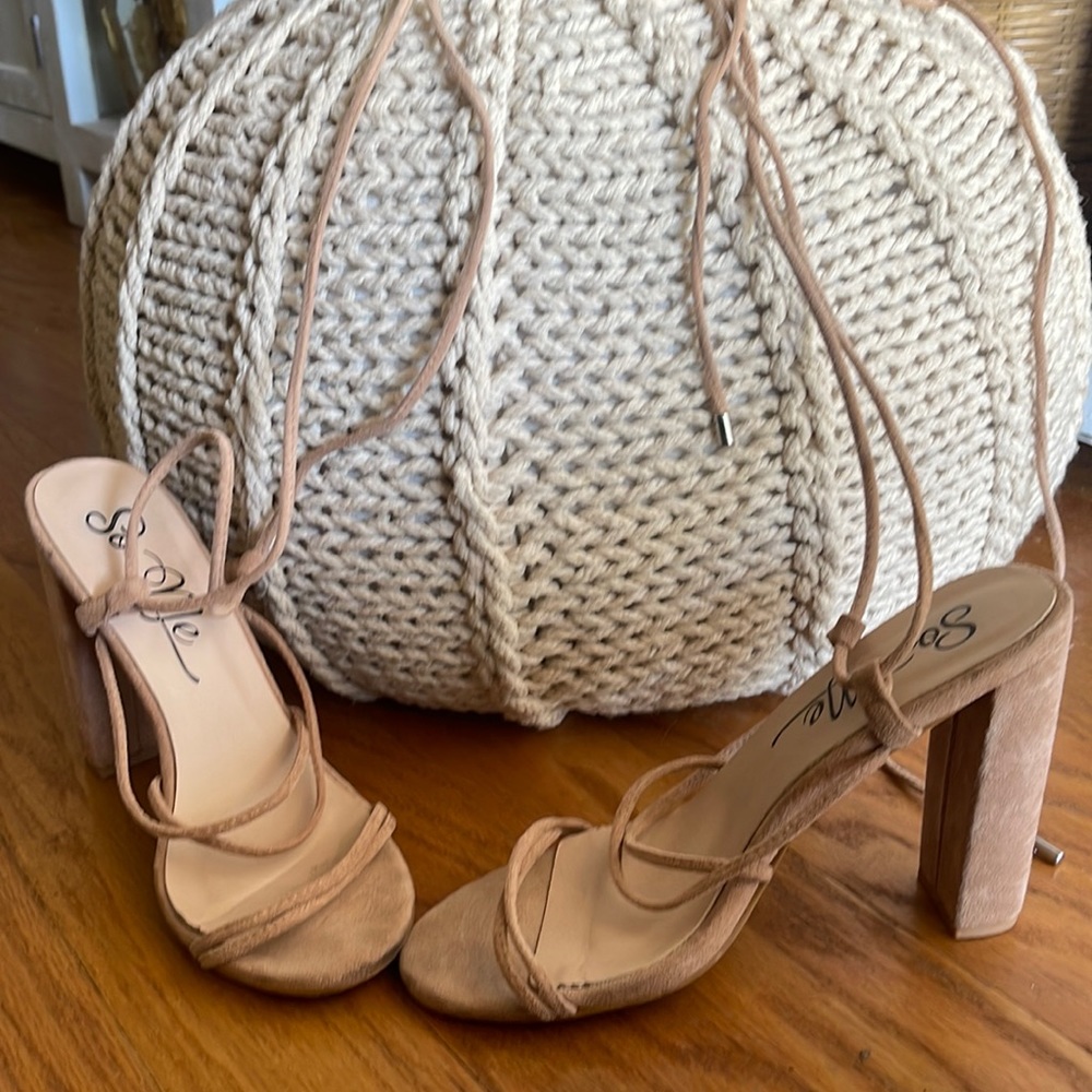 WOMEN’S TAN LACE-UP HEELS SIZE 7.5